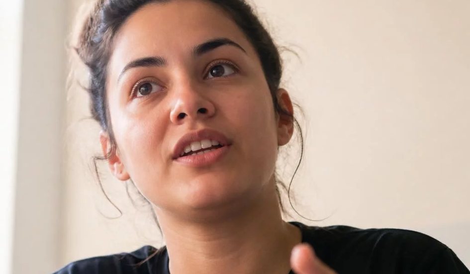 Pessoa de braço levantado pedindo a vez enquanto a rodada corre