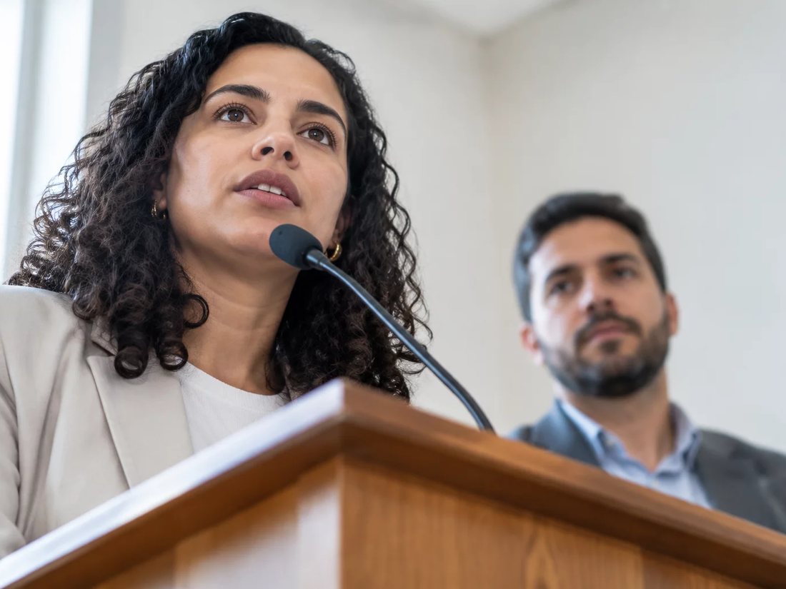 Mesa vista de cima, com um esquema de raciocínio desenhado à mão